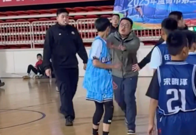 盘锦小篮球赛瞬间变格斗场，2队家长上演比NBA替补席还热闹的一幕