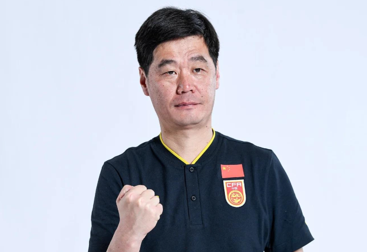 3名中超土帅入围？李霄鹏报名国足主帅引发公议，谁能压下舆论风暴