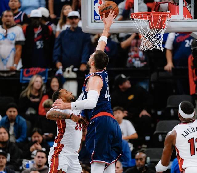 71-66半场领先，快船队19-4反扑，NBA小卡轰得像开外挂