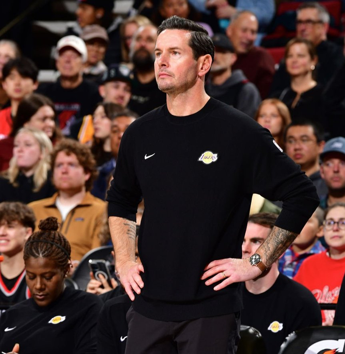 湖人客场4胜0负，爆冷拿下开拓者，NBA客场第一引争议