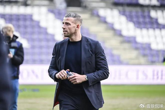 36岁退役、236场生涯记录：热刺老将英超记忆变唱将电影人