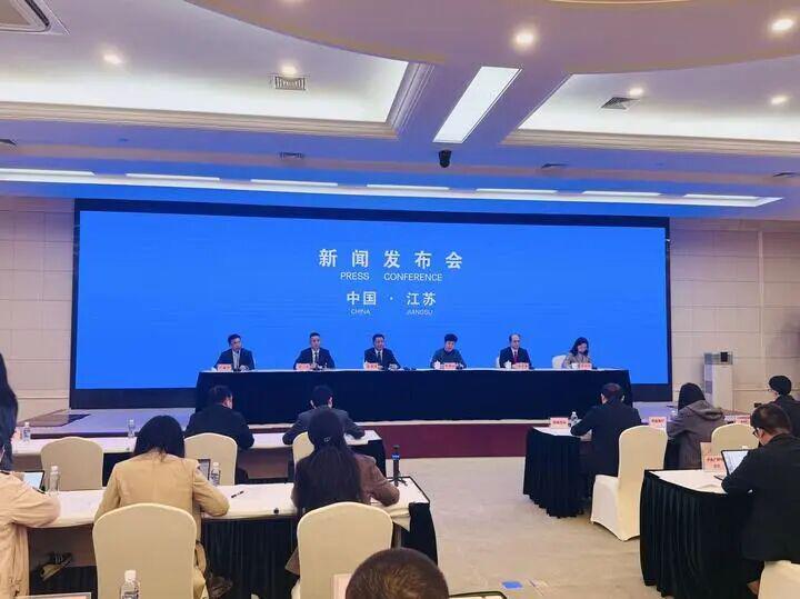 243.3万现场看苏超，英超、NBA也该学学这场超级联赛生意