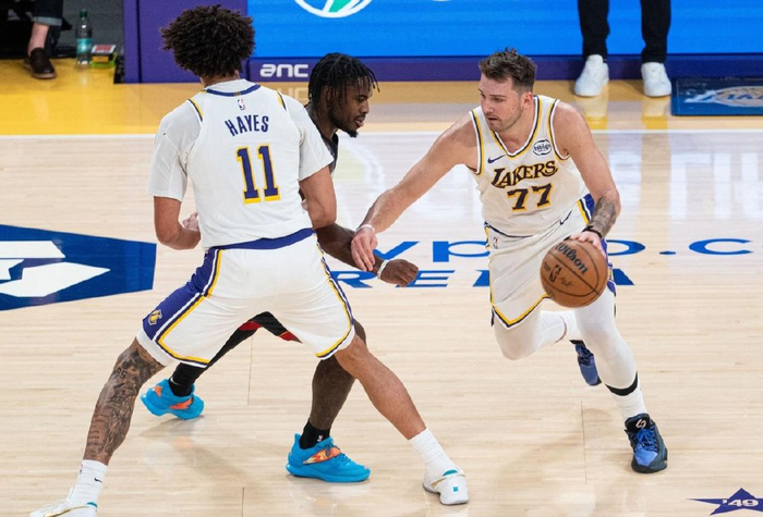 湖人领先18分最终赢10分，NBA赛场的戏码比剧情还乱