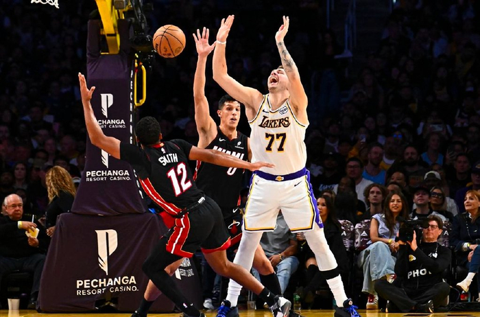 湖人130分拿下热火，5胜2负冲进NBA西部第3？雷迪克的操作太狠了