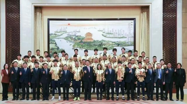11人登顶、全城狂欢：泰州足球队夺冠，英超球迷也得服气
