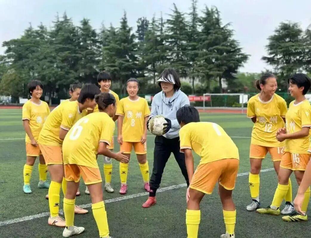 11场逆袭+3连败翻车后夺冠：周高萍把苏超搅成英超话题