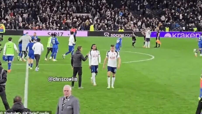 英超1场失利，热刺0-1被切尔西羞辱，斯彭斯对弗兰克说了什么