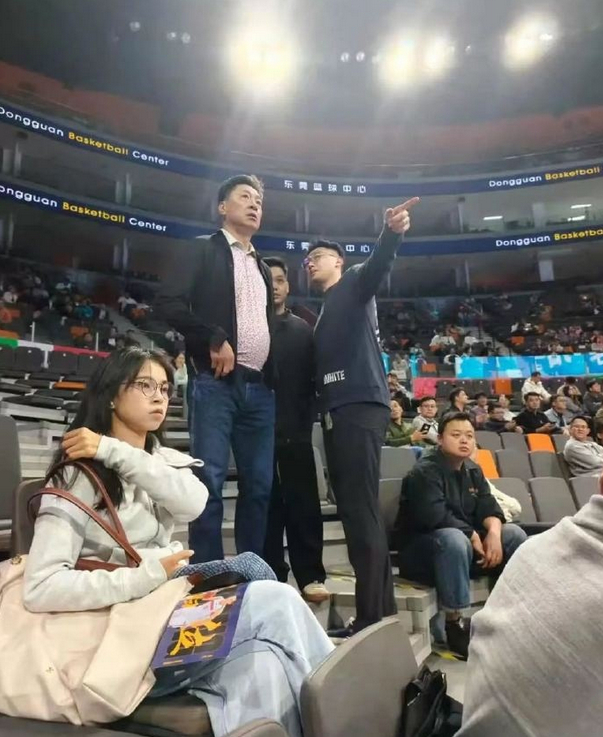 11个赛季7冠的李春江，北京时间11月4日现身2025全运会男篮资格赛，CBA老炮又来了