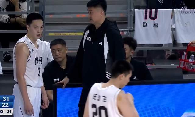 87比71开门红，广东队半场被掏空，杜锋这把像NBA教练还是像菜鸡？