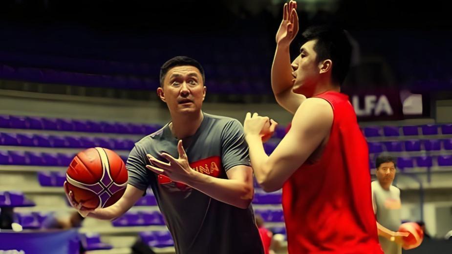 CBA 87:71，陶汉林22+11像奥尼尔，小鲨鱼把杜锋和广东队放进搅拌机