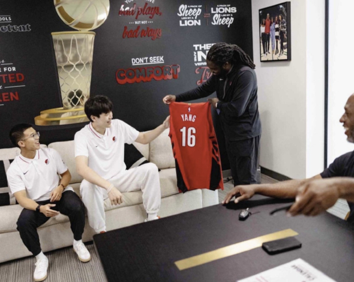 开拓者绞尽脑汁留翻译，NBA杨瀚森却坐冷板凳，这荒唐剧本谁写的？