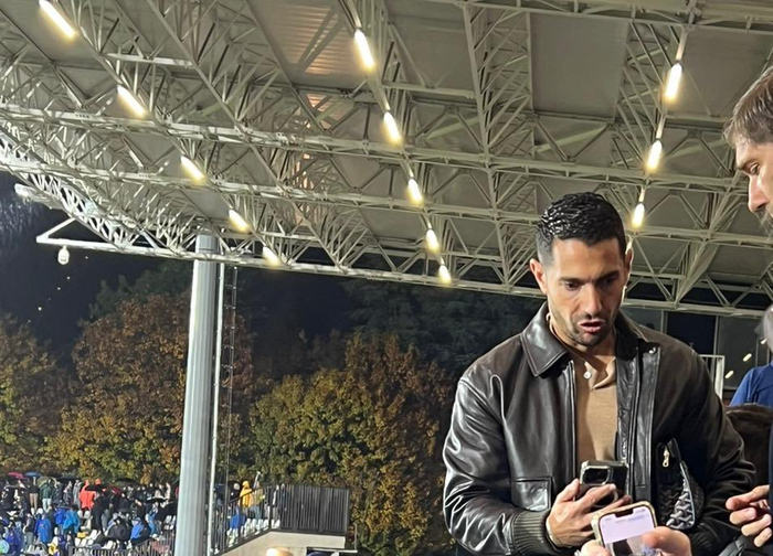 意甲21岁新星吉奥瓦尼盯上了维罗纳，科莫场边蒙卡达像过节似的盯紧AC米兰