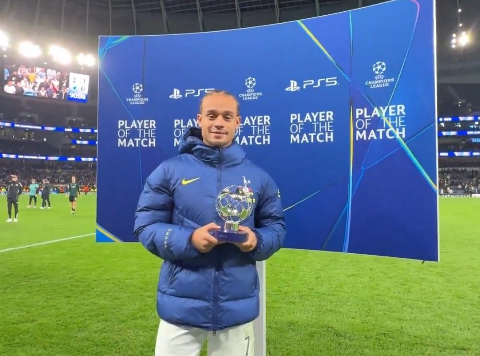 欧冠4-0，托特纳姆热刺十人戏耍对手，哈维-西蒙斯61分钟让人起立鼓掌