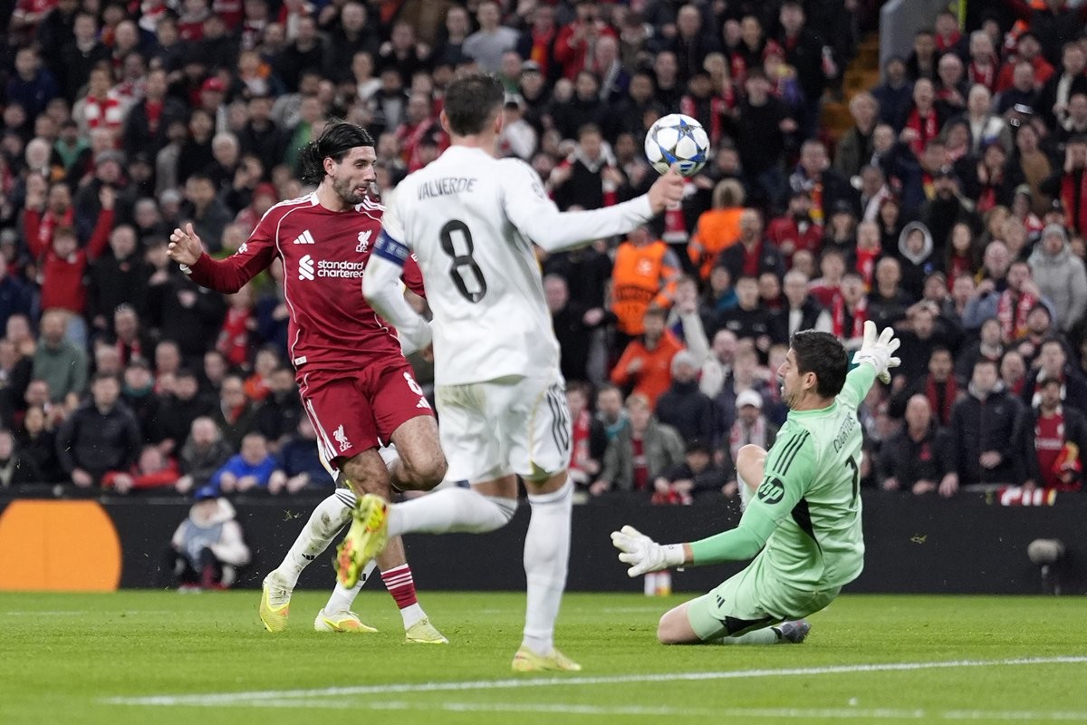 欧冠第4轮：利物浦1-0皇家马德里，库尔图瓦8扑难救主