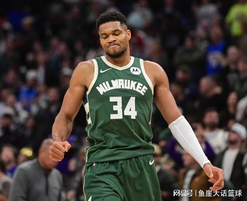 猛龙128-100大胜雄鹿，NBA赛场阿德托昆博被按在篮下