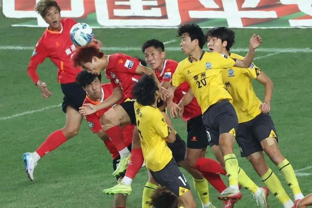 南通3-4惜败，南哥带队有英超味道，NBA级人气炸裂