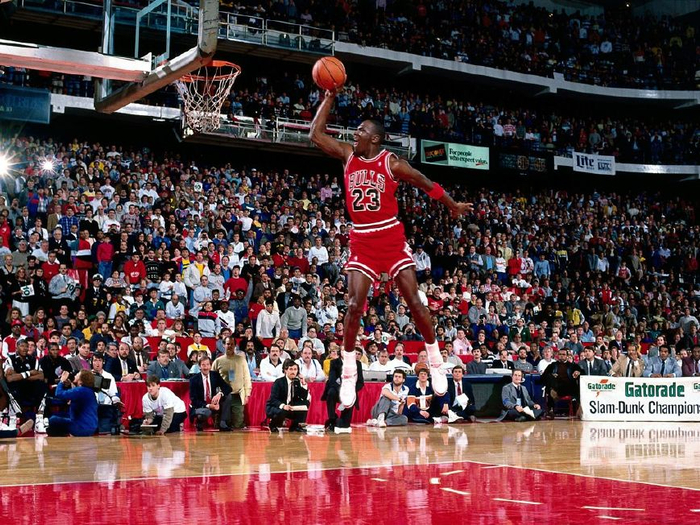 0.92秒悬空震撼数据：乔丹罚球线扣篮把NBA耍得转