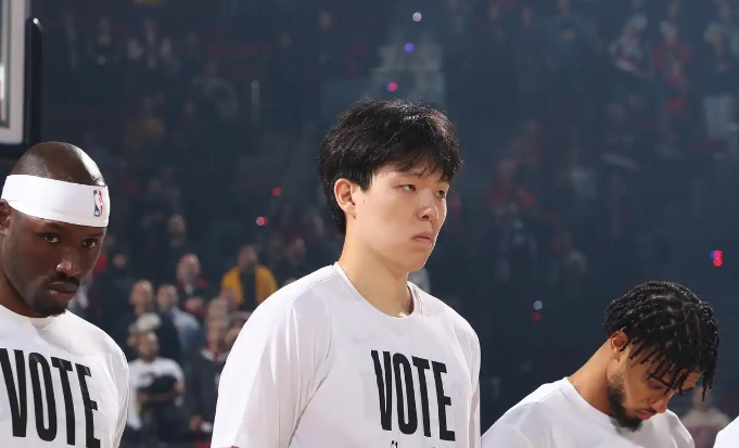 杨瀚森5次登场被下放，开拓者这操作比CBA裁判还像NBA现场闹剧