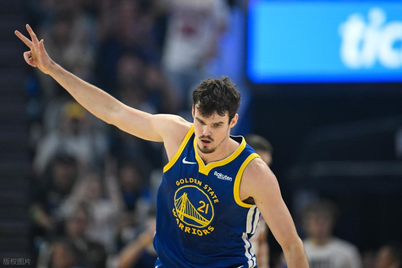 勇士118-107胜太阳：库里28分穆迪24分，NBA从19分领先被追到9分的过山车