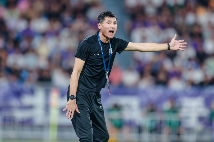 45岁接手争议？邵佳一“回家”当主帅，青岛中超第9的教练能担国足重任吗（英超都笑了）