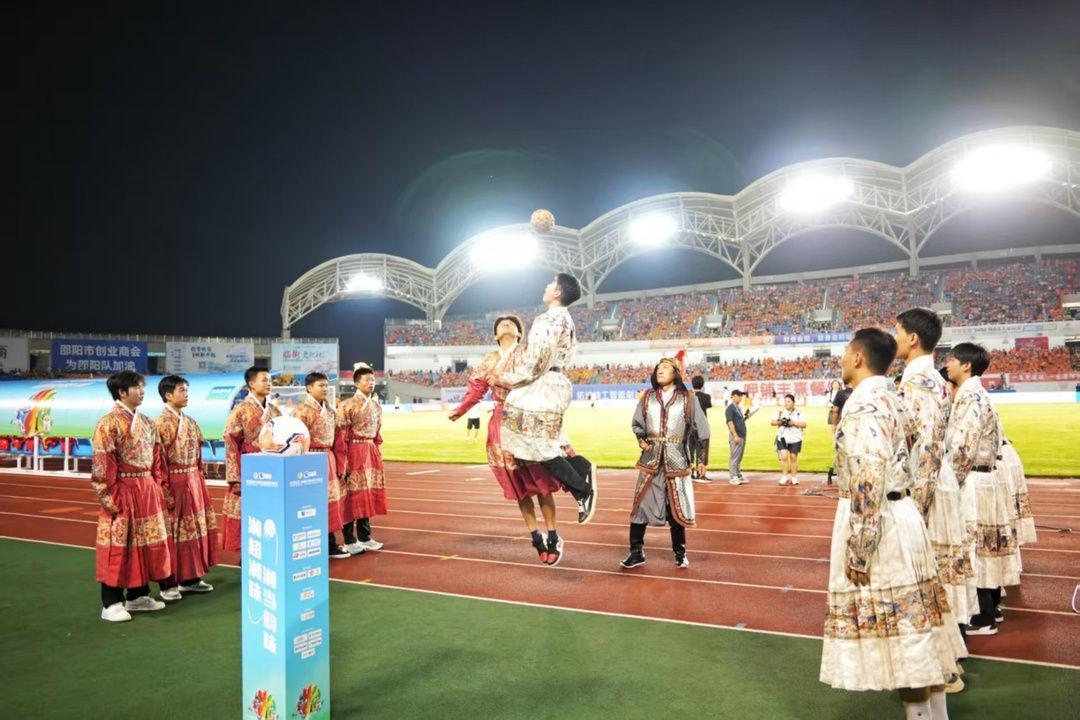 湘超首秀1场绝杀、数万围观，邵阳靠梗把城市推上热搜
