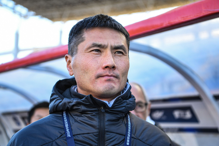 1个半赛季能顶国足？足球报点名邵佳一，英超也有人笑