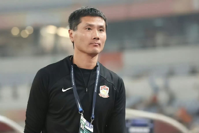 45岁邵佳一当国足主帅，中超第9的教练能救国足多少分？