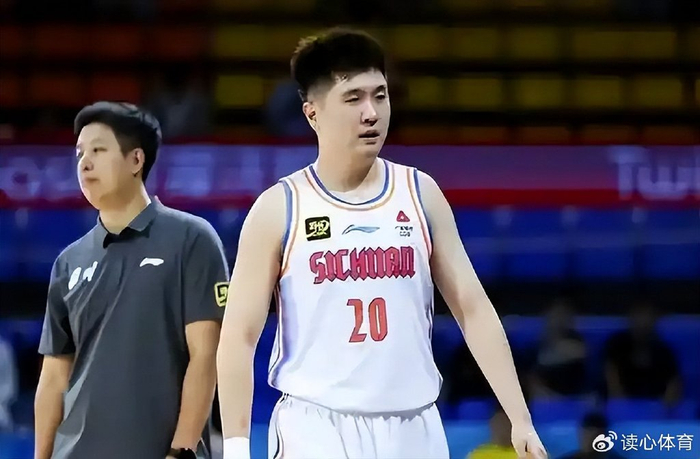 王薪凯面临失业，2条路：重返CBA还是去NBL香港？