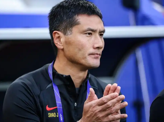 18位本土教头乱象：邵佳一上任，国足主帅这锅谁背？英超也在看