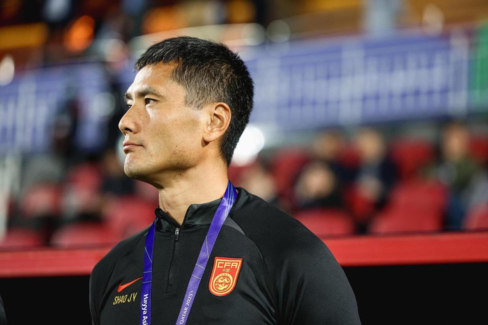 1年无正式赛，邵佳一接掌国足，目标2027亚洲杯，连英超球迷都笑了