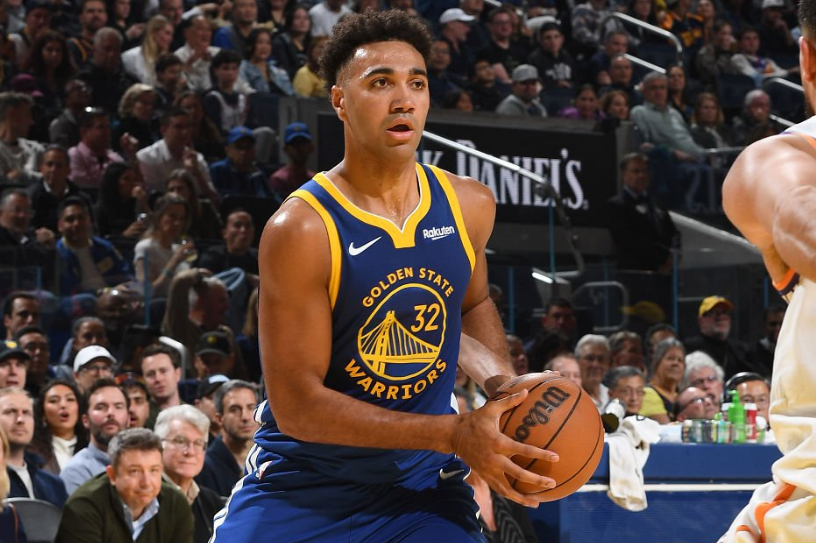 勇士5胜3负：霍福德晃神，内线新秀抢戏7分，NBA轮换还靠谱吗？