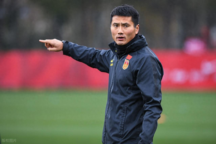 1年4个月就上位？邵佳一接掌国足，赌注比英超保级还狠