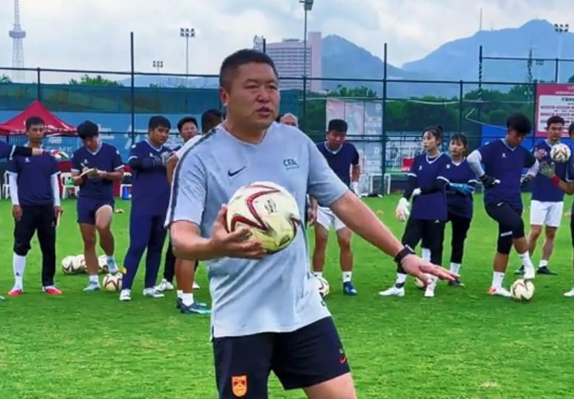 48岁老门神回青岛？李雷雷接替杨智，国足人事比英超换帅还快