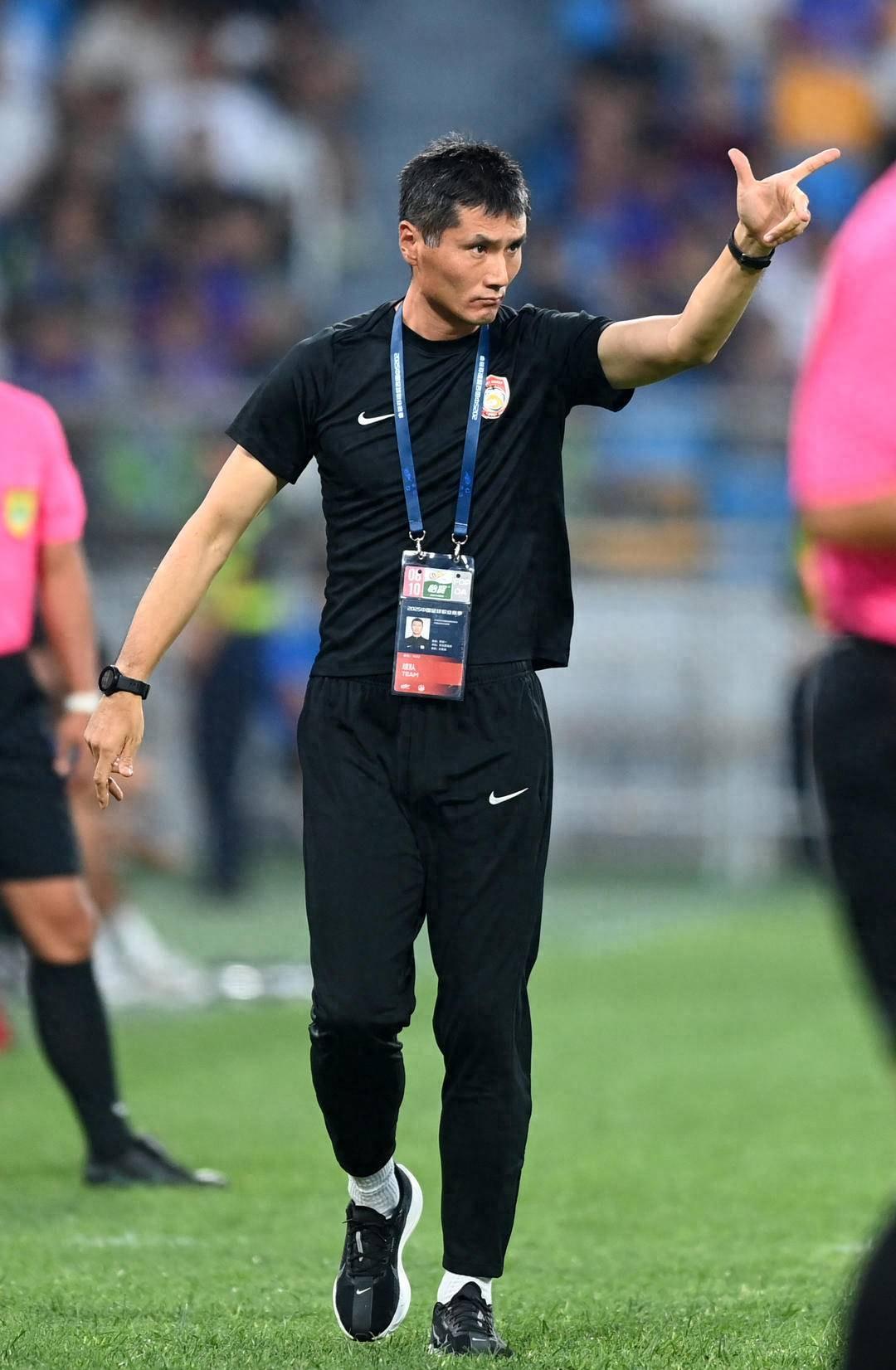 国足主帅敲定：邵佳一出任国足主帅，德甲背景能拯救中超战术荒吗？