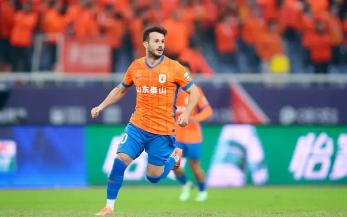 中超29轮山东泰山2-1胜，瓦科25球金靴路被盯上英超也笑了