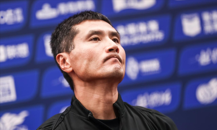 选帅拖了90天？邵佳一被点名上位，国足这赌局比中超降级更刺激