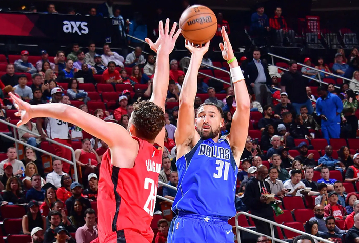 NBA：火箭110-102险胜独行侠，4连胜上位，谁该为烂戏负责？克雷·汤普森成话题