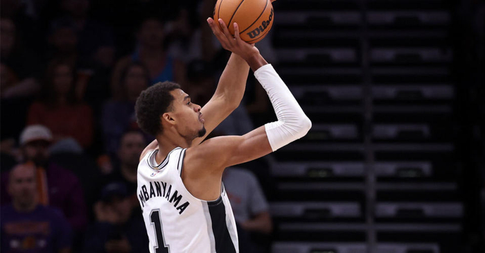 北京时间11:00 湖人主场战马刺，维克托-文班亚马要不要学东契奇那套？NBA火药味十足