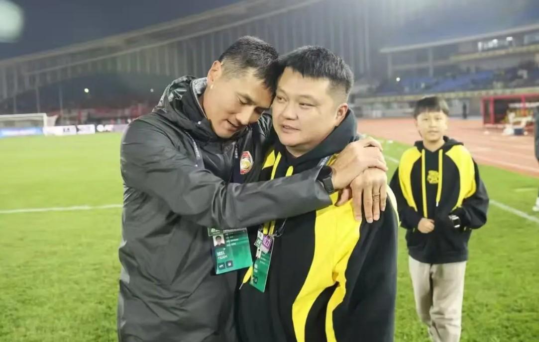 11月5日邵佳一挂帅中国队：青岛西海岸的本土教练从中超走向国家队，引争议