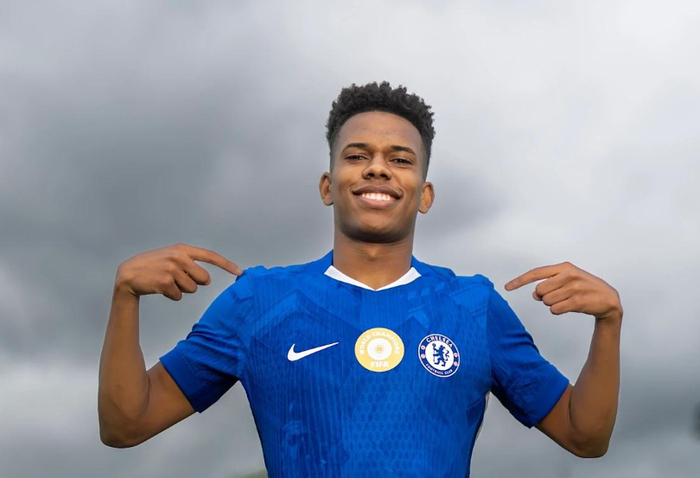 切尔西欧冠客平2-2被点醒，18岁新星连场进球，英超轮换照样乱成一锅粥