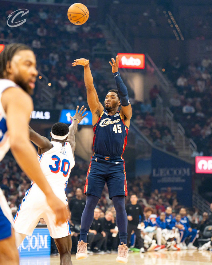 132-121！米切尔46分炸翻76人，骑士NBA战绩5胜3负挤进东部