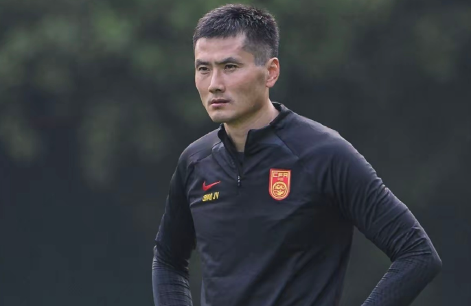11月6日任命引争议：邵佳一接管国足主帅，能在中超与英超压力中活下来吗？