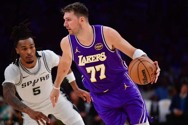 东契奇22分，半场60-59险领先，马刺队在NBA上演拉锯战