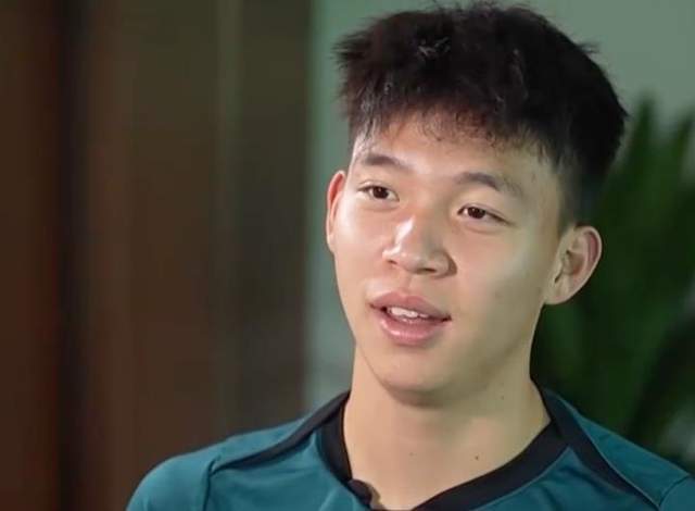 王钰栋一句话引发连锁：1次表态能把中超和英超的想象拉直吗？