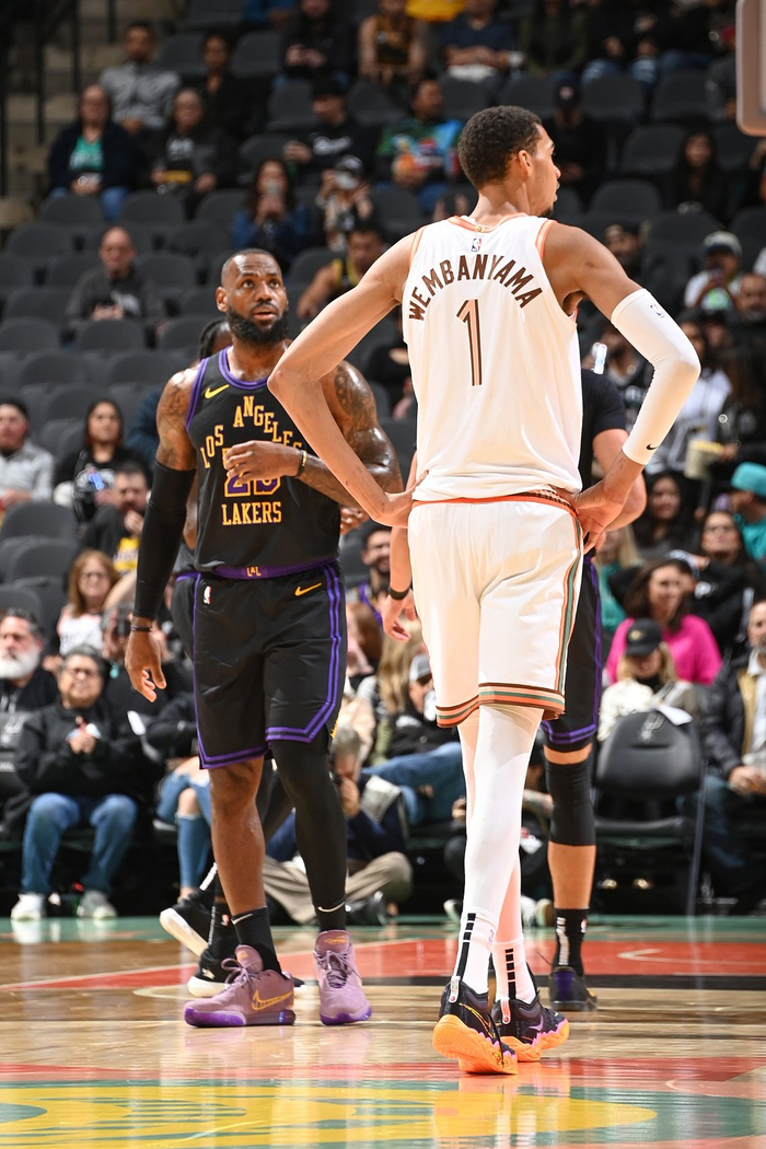 詹姆斯或缺席5连客，能回归NBA赛场吗？北京时间2025年11月看点