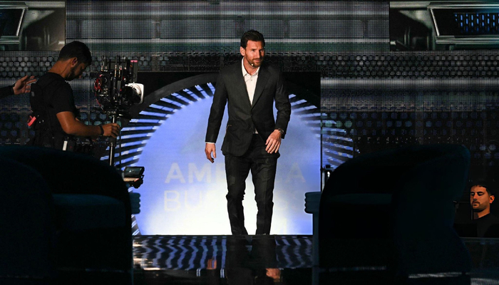 莱昂内尔·梅西现身美洲论坛，1套西装顶替1场比赛，英超欧冠球迷内心复杂