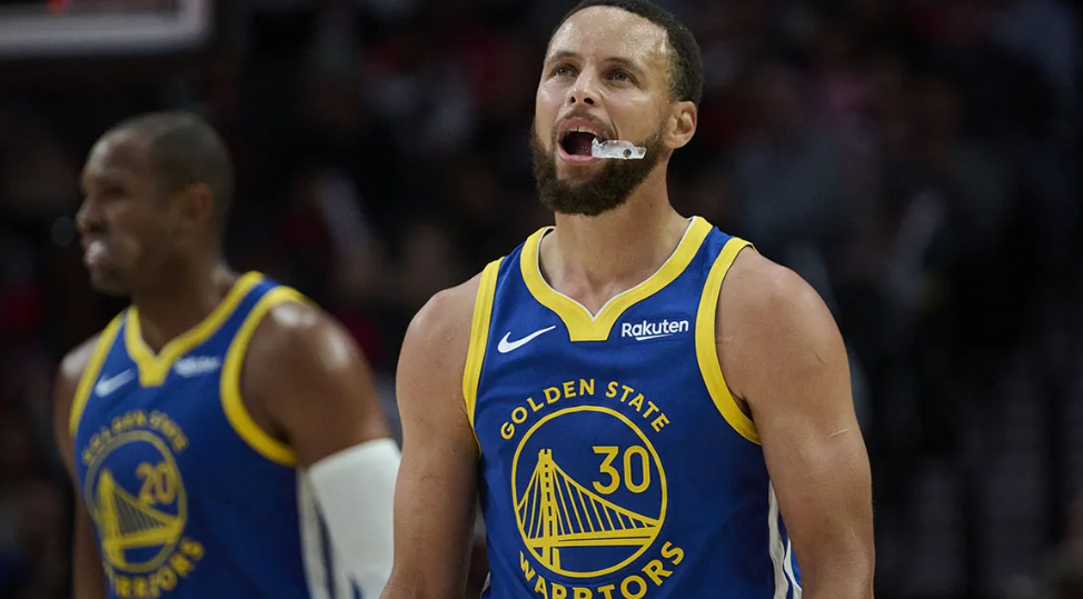 121-116！勇士残阵被国王拍碎，威少23+16+10让NBA场面尴尬