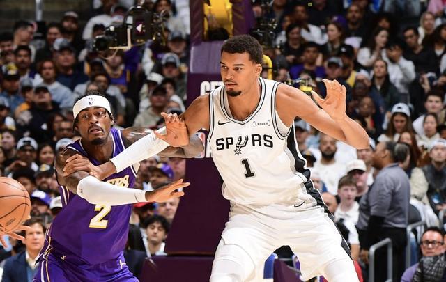 马刺5连胜结束！文班亚马19分无力回天，NBA客场两分惜败118-116