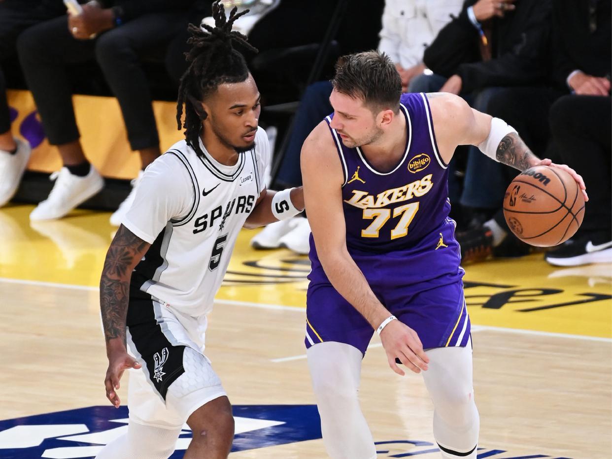 东契奇35+9+13抢破历史，马刺文班亚马糟糕表现难救主，湖人在NBA季中硬胜马刺