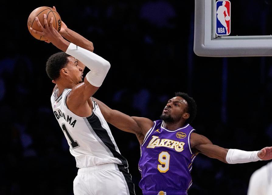 118-116！湖人险胜马刺，NBA西部争位只差1胜，你以为只是运气？